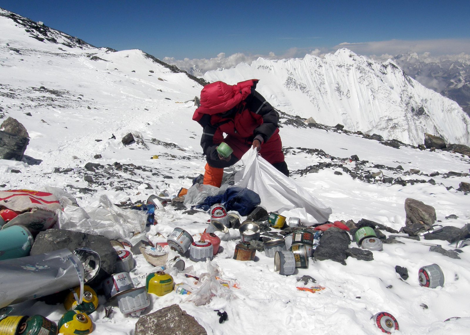 trash on everest