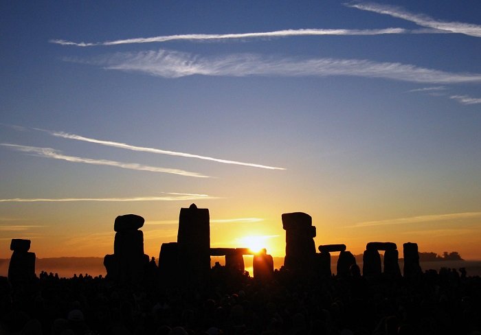 Summer_Solstice_Sunrise_over_Stonehenge